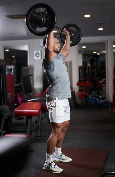 Αθλητικός Άνθρωπος Που Κάνει Shoulder Press Barbell Στο Γυμναστήριο — Φωτογραφία Αρχείου