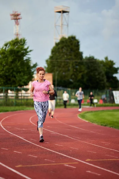 Donna Che Corre Una Pista Città Tramonto — Foto Stock