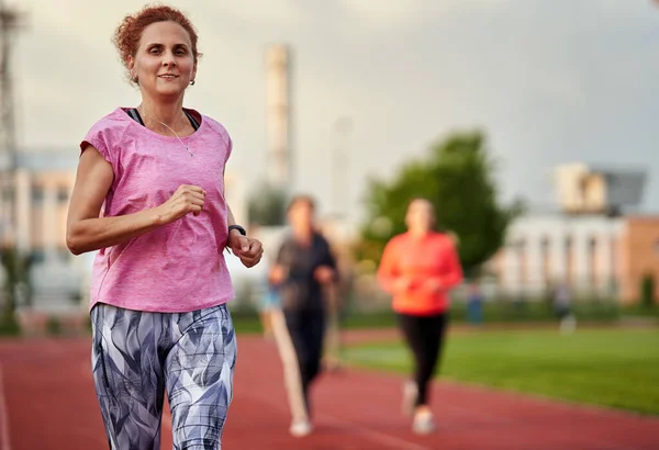 Donna Che Corre Una Pista Città Tramonto — Foto Stock