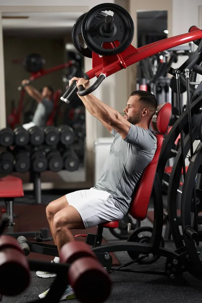 Man Doet Borsttraining Sportschool Bij Machine — Stockfoto