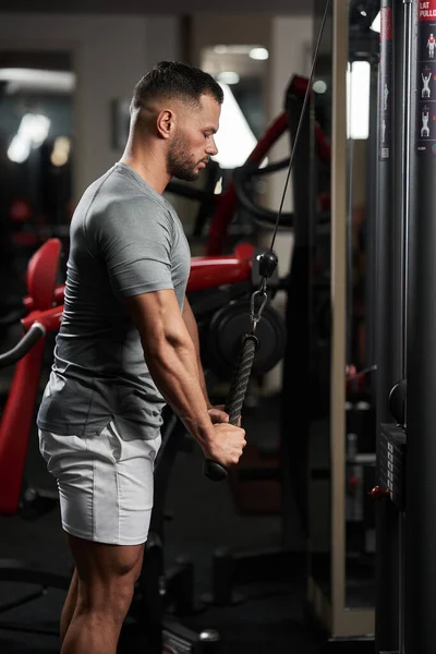 Fitness Man Doet Triceps Workout Bij Kabelmachine — Stockfoto