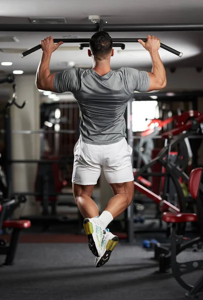 Man Doet Pull Ups Fitnessruimte Aan Bar — Stockfoto