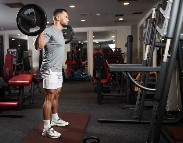 Jeune Homme Athlétique Faisant Des Squats Haltères Dans Salle Fitness — Photo