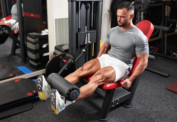 Culturista Haciendo Extensiones Pierna Máquina Gimnasio — Foto de Stock