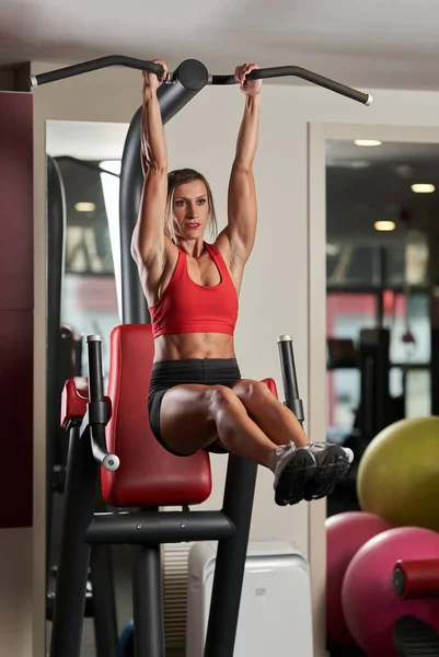 Γυμναστική Γυναίκα Κάνει Πυρήνα Και Κοιλιακούς Προπόνηση Από Pull Ups — Φωτογραφία Αρχείου