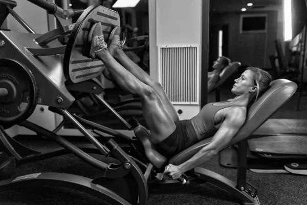 Mujer Atlética Haciendo Ejercicio Piernas Máquina Prensa Gimnasio —  Fotos de Stock