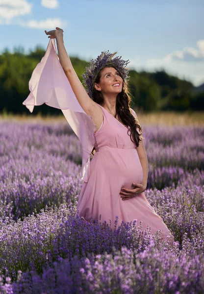 美しい若いです妊娠中の女性でラベンダー畑満開 — ストック写真