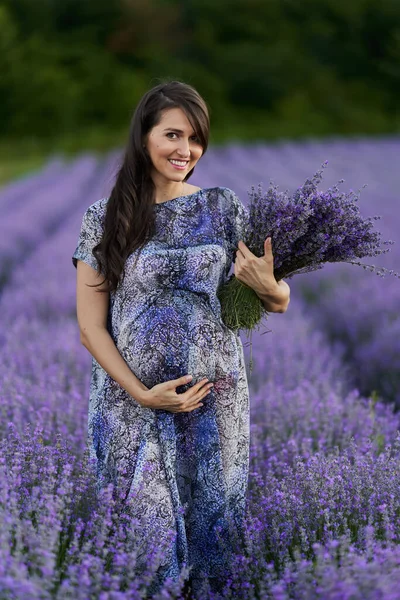 美しい若いです妊娠中の女性でラベンダー畑満開 — ストック写真