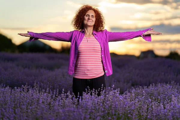 Mujer Agricultora Pie Campo Lavanda Atardecer — Foto de Stock