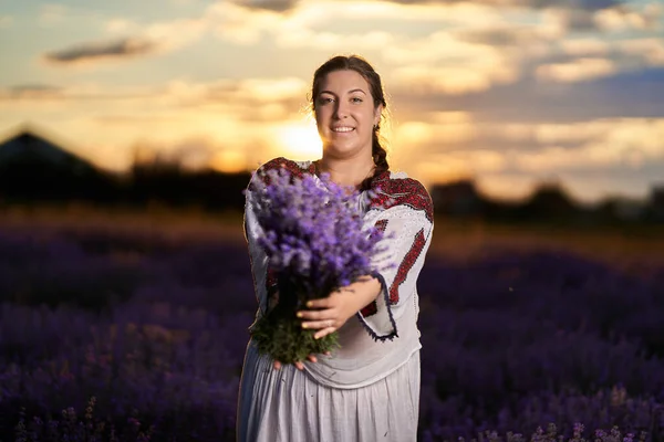 Mladá Žena Tradiční Rumunské Kostým Sklizeň Levandule Své Zahrady — Stock fotografie