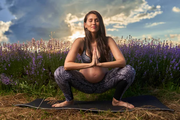 Νεαρή Έγκυος Γυναίκα Που Κάνει Ασκήσεις Γιόγκα Ένα Χωράφι Λεβάντα — Φωτογραφία Αρχείου