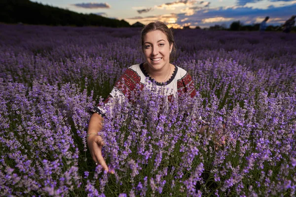 Ung Kvinna Traditionell Rumänsk Kostym Skördar Lavendel Från Sin Trädgård — Stockfoto