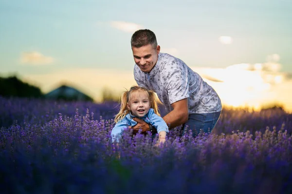 Mladý Otec Batole Dcera Baví Levandulovém Poli Plném Květu — Stock fotografie