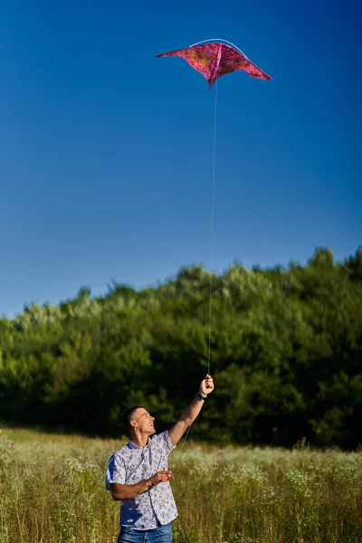 Homme Volant Cerf Volant Sur Une Prairie Face Forêt — Photo