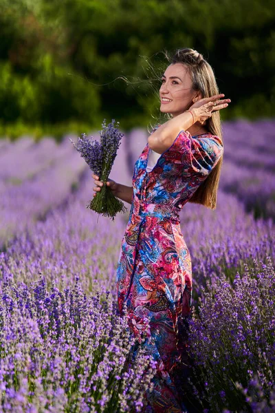 Jeune Belle Femme Robe Florale Avec Bouquet Dans Champ Lavande — Photo