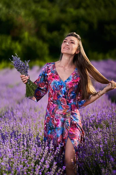 Gün Batımında Lavanta Tarlasında Çiçek Desenli Elbiseli Güzel Bir Kadın — Stok fotoğraf