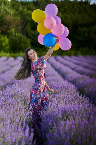 Joven Hermosa Mujer Sosteniendo Montón Globos Campo Lavanda —  Fotos de Stock