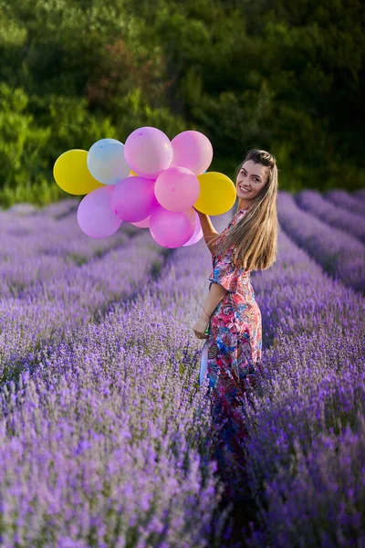 Joven Hermosa Mujer Sosteniendo Montón Globos Campo Lavanda —  Fotos de Stock