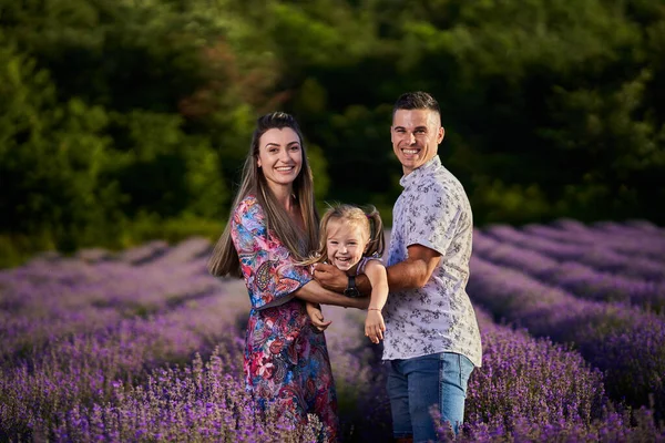 満開のラベンダー畑で幸せな若い美しい家族 — ストック写真
