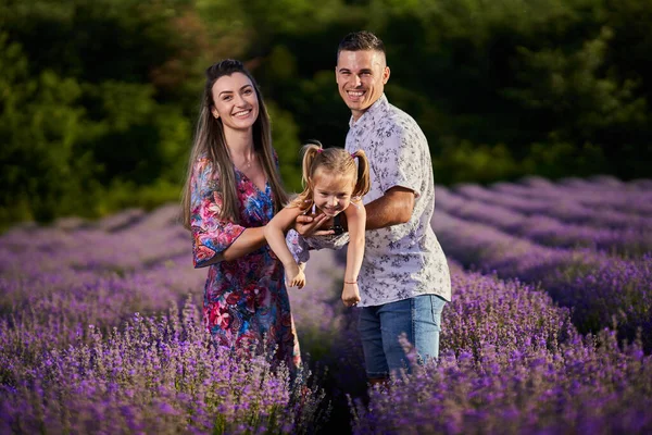 Feliz Joven Hermosa Familia Campo Lavanda Plena Floración —  Fotos de Stock