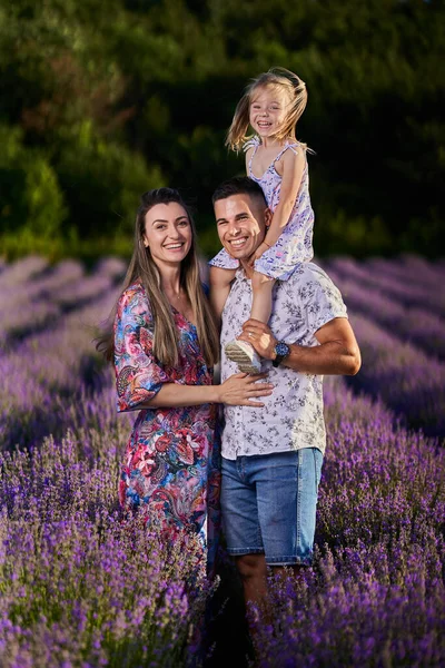 Feliz Joven Hermosa Familia Campo Lavanda Plena Floración —  Fotos de Stock