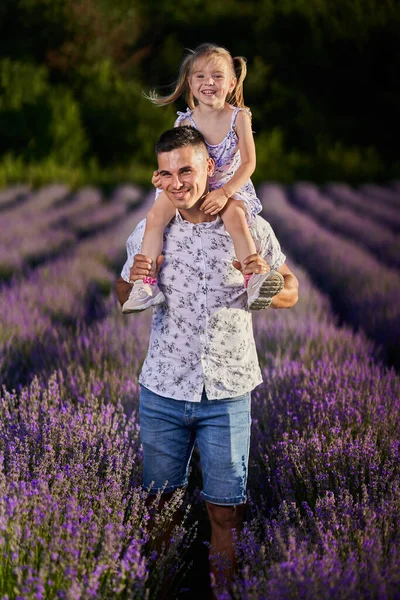 Jovem Pai Filha Criança Divertindo Campo Lavanda Plena Floração — Fotografia de Stock