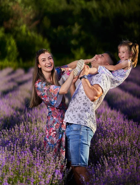 Feliz Joven Hermosa Familia Campo Lavanda Plena Floración —  Fotos de Stock