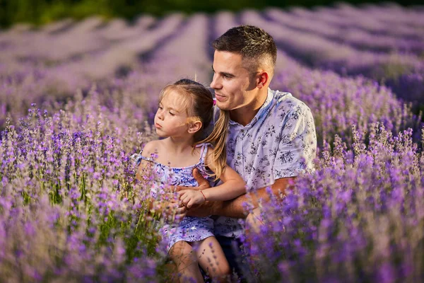 Joven Padre Hija Pequeña Divirtiéndose Campo Lavanda Plena Floración — Foto de Stock