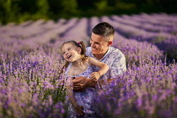 Genç Bir Baba Küçük Bir Kız Lavanta Tarlasında Eğleniyorlar — Stok fotoğraf