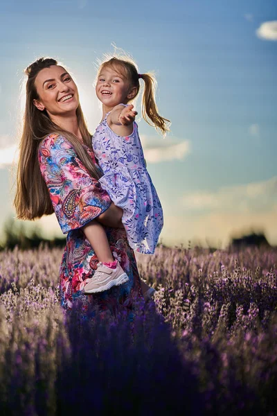 Glückliche Mutter Und Tochter Bei Sonnenuntergang Einem Lavendelfeld — Stockfoto