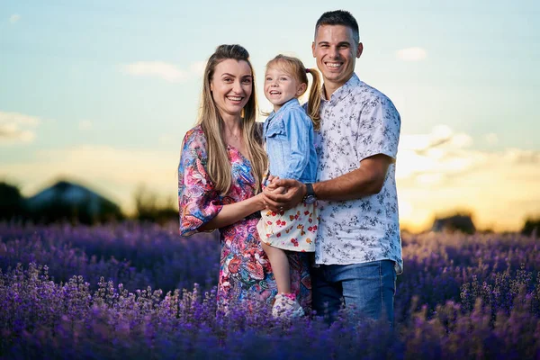 Jovem Família Bonita Feliz Campo Lavanda Pôr Sol — Fotografia de Stock