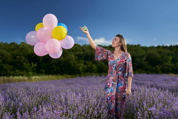 Jonge Mooie Vrouw Houden Een Bos Van Ballonnen Een Lavendel — Stockfoto