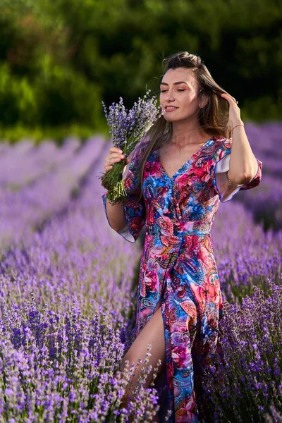 Joven Mujer Hermosa Vestido Floral Con Ramo Campo Lavanda Atardecer Imagen de stock