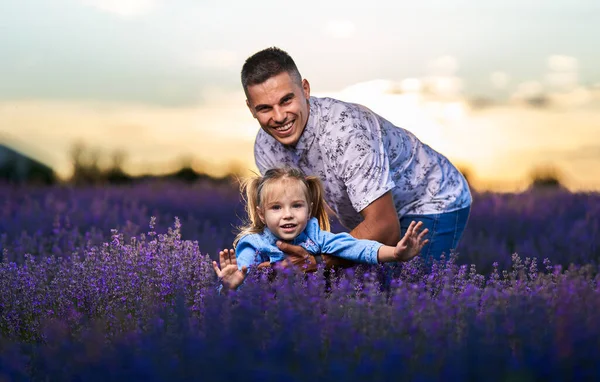 Joven Padre Hija Pequeña Divirtiéndose Campo Lavanda Plena Floración — Foto de Stock