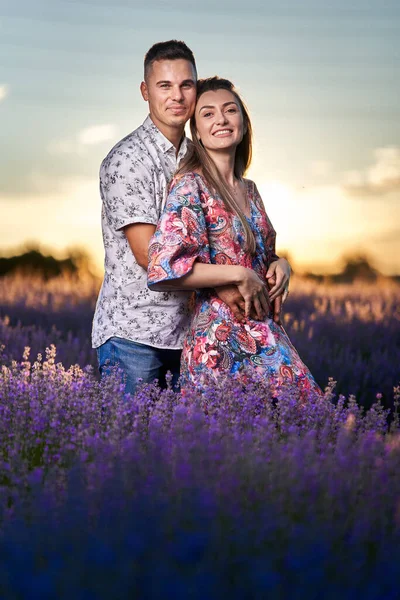 Vackra Unga Par Blommande Lavendel Fält — Stockfoto