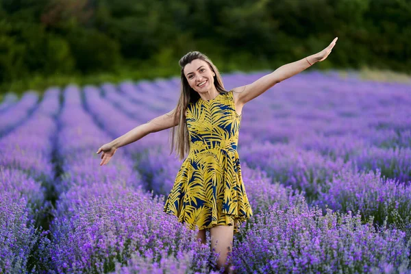 Mooie Jonge Vrouw Bij Zonsondergang Een Lavendelveld Volle Bloei — Stockfoto