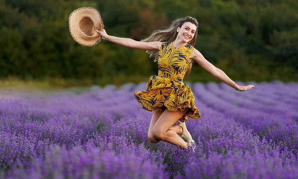 Mooie Jonge Vrouw Bij Zonsondergang Springen Voor Vreugde Een Lavendel — Stockfoto