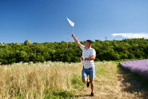 Hombre Volando Una Cometa Prado Frente Bosque — Foto de Stock