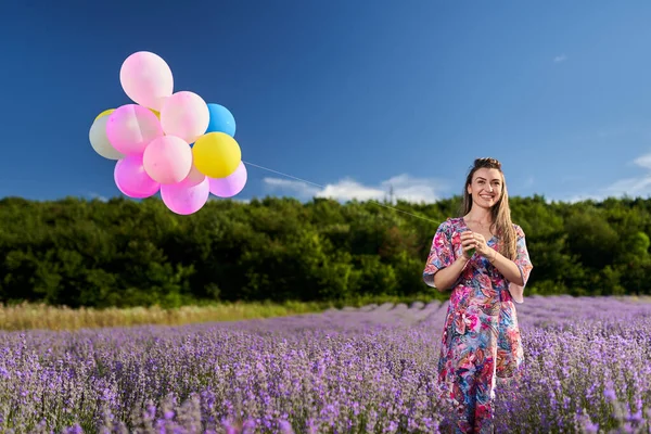 Jonge Mooie Vrouw Houden Een Bos Van Ballonnen Een Lavendel — Stockfoto
