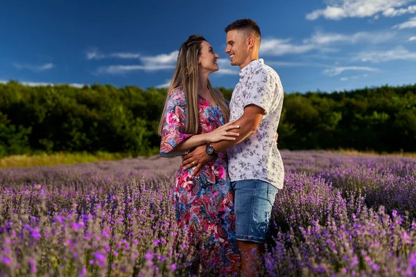 Vackra Unga Par Blommande Lavendel Fält — Stockfoto