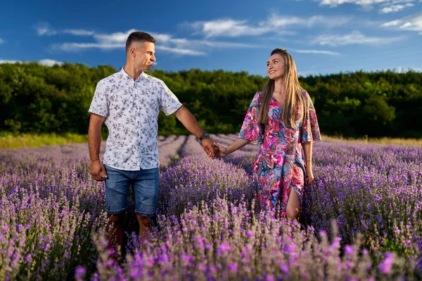 Hermosa Pareja Joven Floreciente Campo Lavanda — Foto de Stock