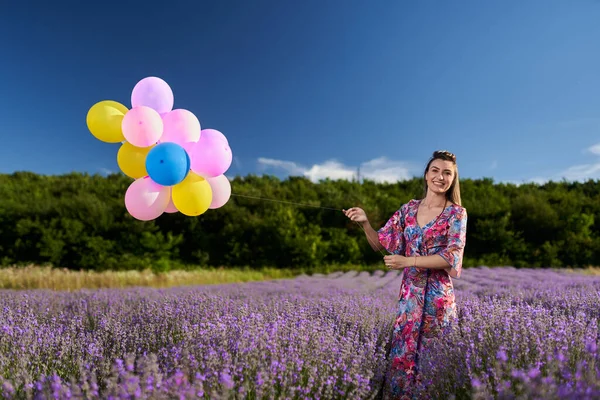 Jovem Mulher Bonita Segurando Monte Balões Campo Lavanda Imagens De Bancos De Imagens