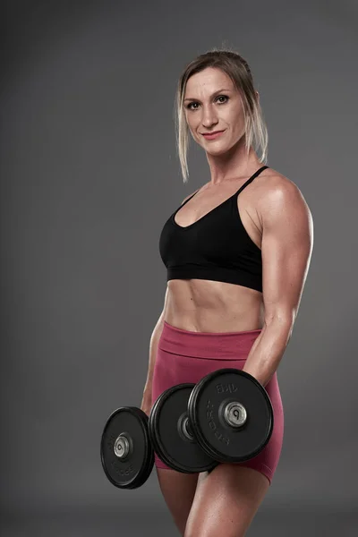 Fit Bodybuilderin Macht Fitnessübungen Auf Grauem Hintergrund Studioaufnahme — Stockfoto