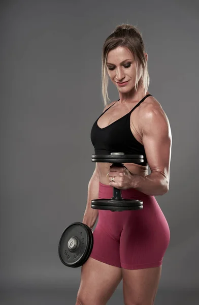 Fit Bodybuilder Woman Doing Fitness Exercises Gray Background Studio Shot — Stock Photo, Image