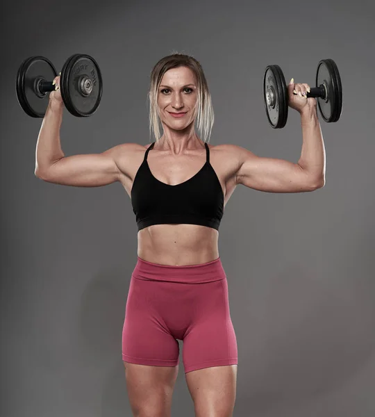 Fit Mujer Culturista Haciendo Ejercicios Fitness Sobre Fondo Gris Plano —  Fotos de Stock