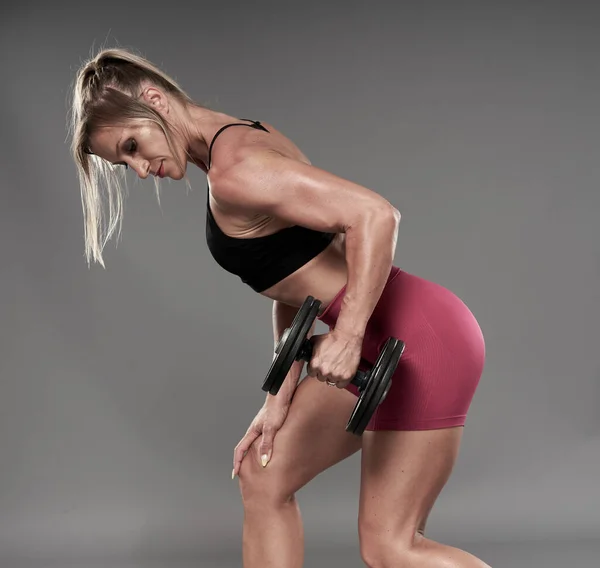 Fit Bodybuilderin Macht Fitnessübungen Auf Grauem Hintergrund Studioaufnahme — Stockfoto