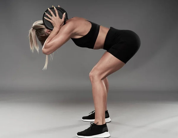 Fit Mujer Culturista Haciendo Ejercicios Fitness Sobre Fondo Gris Plano —  Fotos de Stock