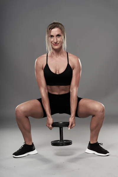 Fit Mujer Culturista Haciendo Ejercicios Fitness Sobre Fondo Gris Plano — Foto de Stock