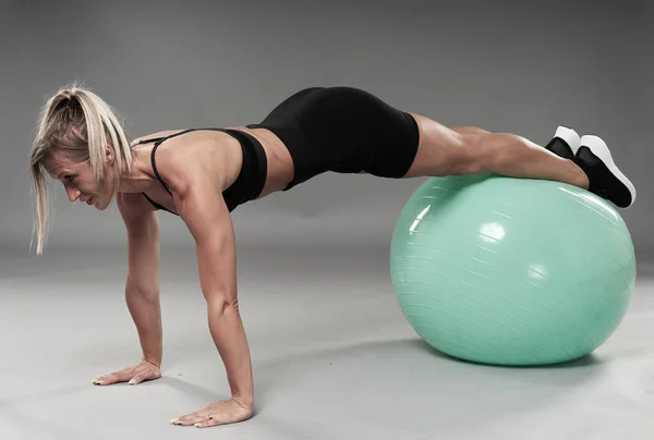 Fit Mujer Culturista Haciendo Ejercicios Fitness Sobre Fondo Gris Plano —  Fotos de Stock