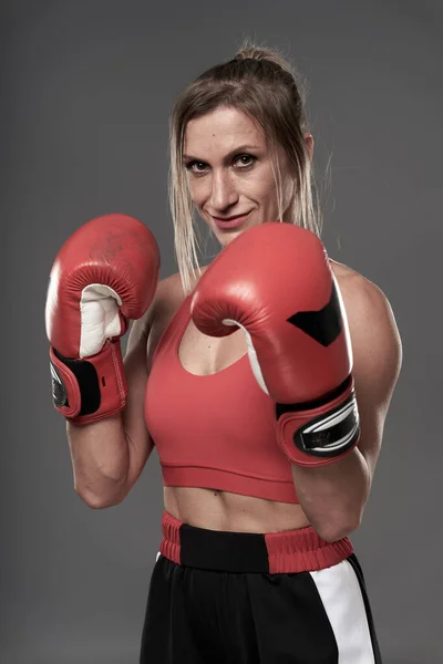 Boxeador Femenino Con Entrenamiento Guantes Rojos Plano Estudio Sobre Fondo —  Fotos de Stock